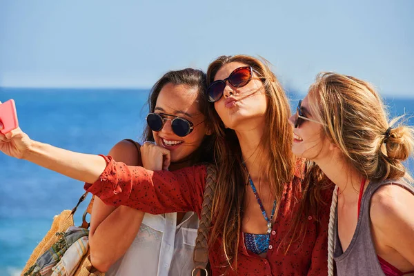 Three Best Friends Taking Selfies Together Using Smartphone — Zdjęcie stockowe