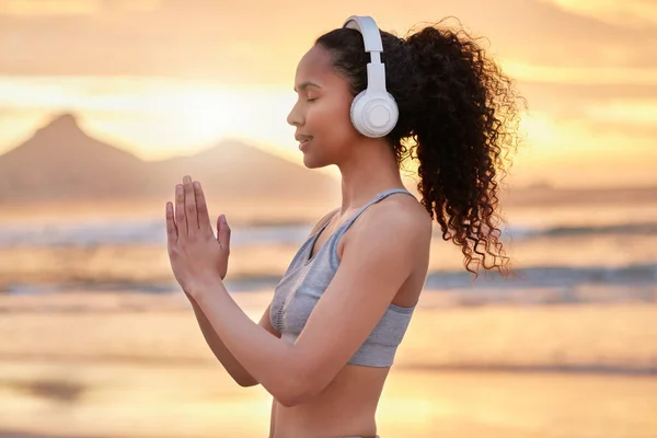 Sahilde Yoga Yaparken Kulaklık Takan Bir Kadın — Stok fotoğraf