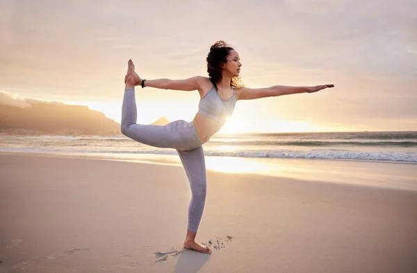 Sahilde Yoga Yapan Genç Bir Kadın — Stok fotoğraf