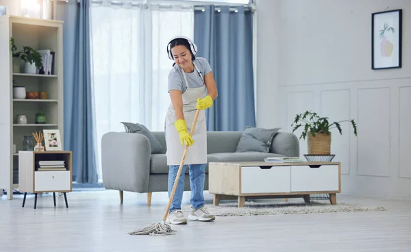 Young Woman Listening Music While Mopping Floors Home — Φωτογραφία Αρχείου