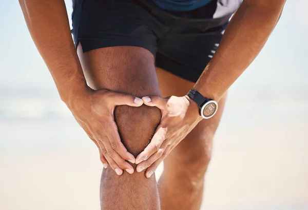 Man Experiencing Discomfort His Knee While Out Workout — Stok fotoğraf