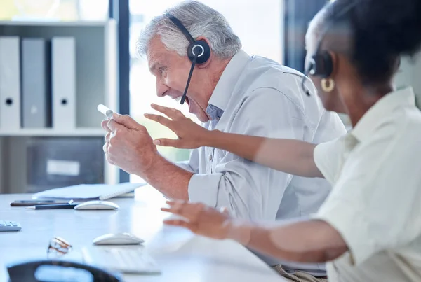 Mature Call Centre Agent Getting Angry Screaming Computer Keyboard While — Foto de Stock