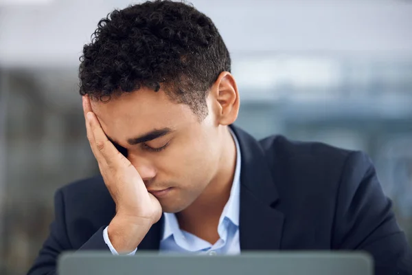 Młody Biznesmen Wygląda Zestresowanego Podczas Pracy Biurze — Zdjęcie stockowe