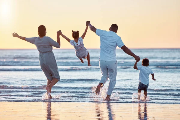Красивый Семейный Союз Проведя День Пляже Вместе — стоковое фото