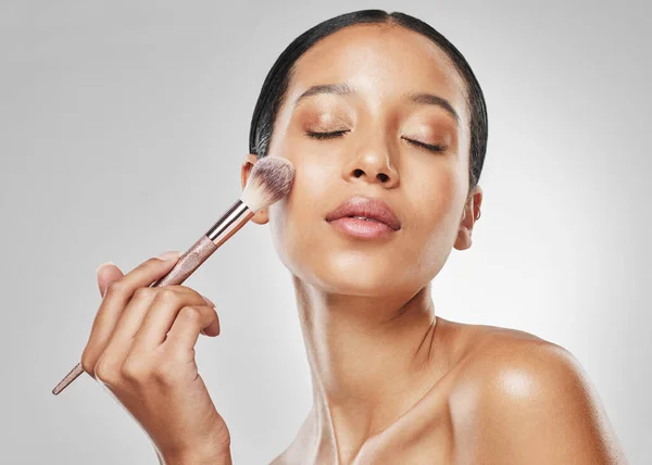 Studio Shot Attractive Young Woman Applying Makeup Her Face Brush — Foto Stock