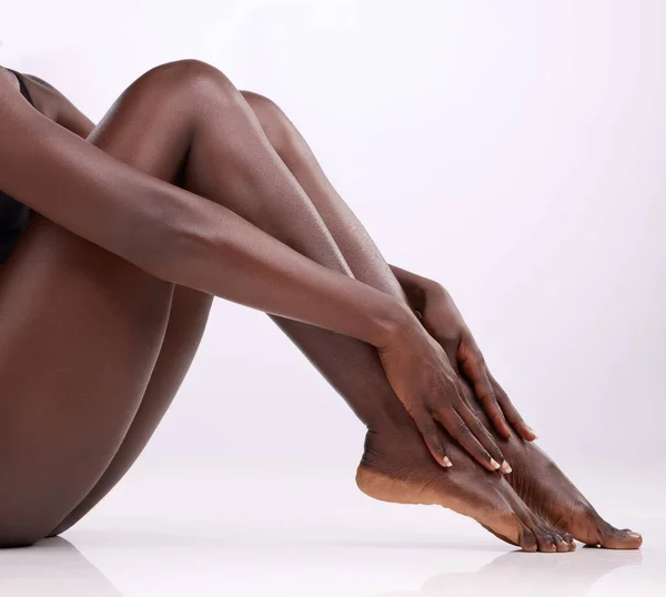 Woman Showing Her Legs Studio Background — Stockfoto