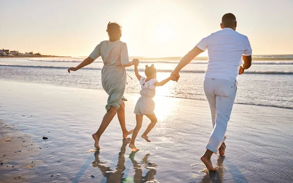 Rearview Shot Happy Family Running Sea — Photo