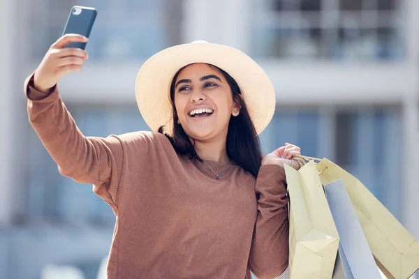 Young Woman Taking Selfies Shopping Trip — Foto Stock