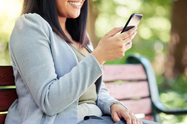 Closeup Shot Unrecognisable Businesswoman Using Cellphone While Sitting Bench Outdoors — Stock Photo, Image