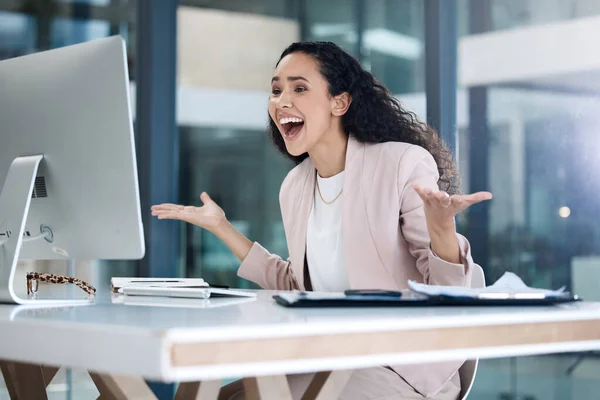 Young Happy Mixed Race Businesswoman Looking Shocked Amazed Using Desktop — 图库照片