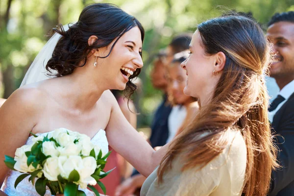 Gyönyörű Elegáns Menyasszony Üdvözlés Társasági Élet Barátokkal Családdal Vendégek Gratulálnak — Stock Fotó