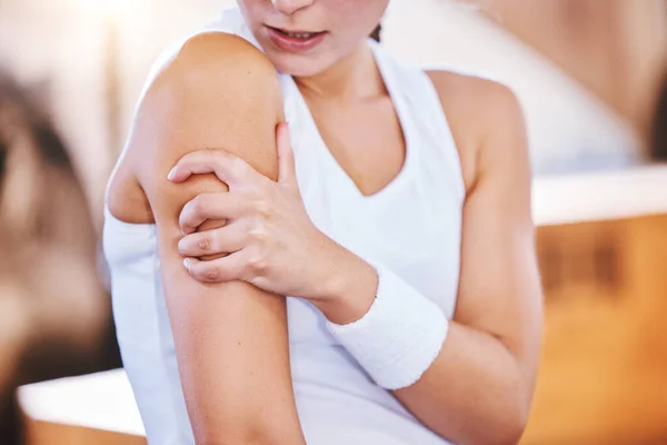 Closeup Shot Unrecognisable Woman Experiencing Arm Pain While Exercising Gym — 스톡 사진