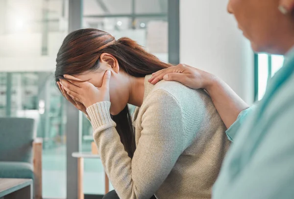 Young Woman Looking Sad Consultation Her Psychologist — Foto Stock