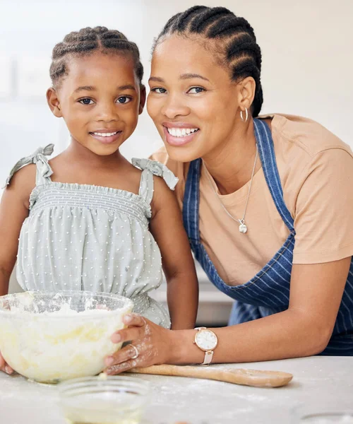Приваблива Молода Мати Язується Дочкою Допомагає Випікати Кухні Вдома — стокове фото