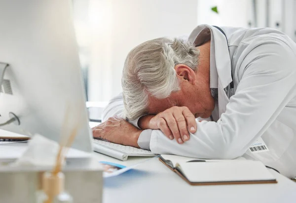 Mature Doctor Sleeping His Desk Work — Φωτογραφία Αρχείου