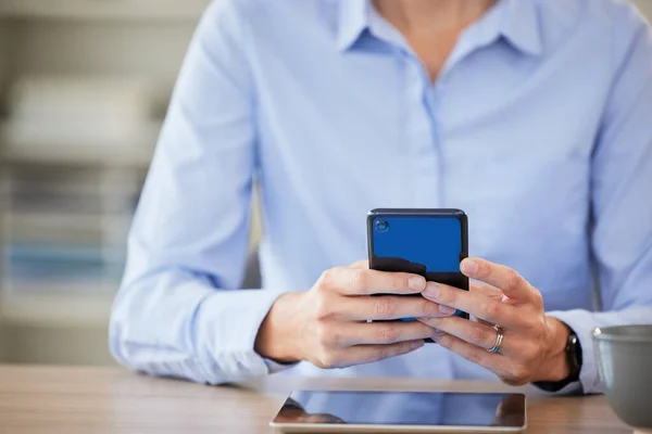 Unrecognizable Business Woman Holding Working Phone Hand While Standing Office — Stockfoto