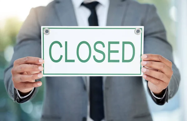 Unrecognizable Businessman Holding Closed Sign While Standing Office — Stockfoto