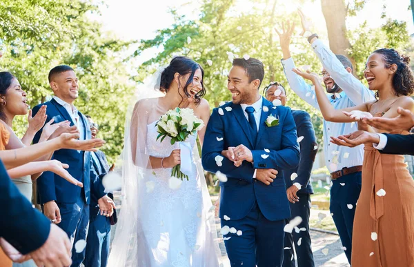 Wedding Guests Throwing Rose Petals Confetti Tradition Bride Groom Special — Stock Photo, Image