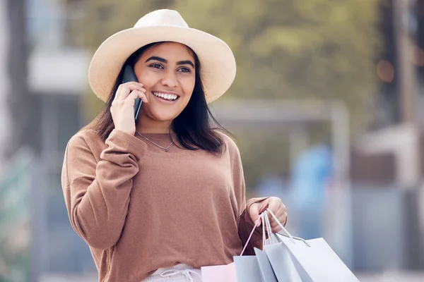 Young Woman Making Phone Call While Shopping — Foto Stock