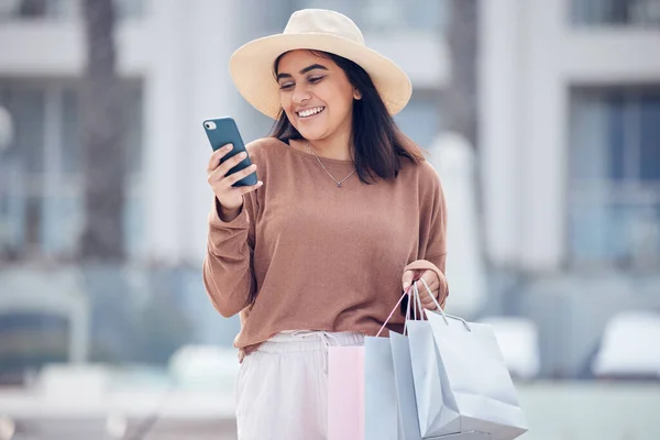 Young Woman Using Her Smartphone Send Text While Shopping — Foto Stock