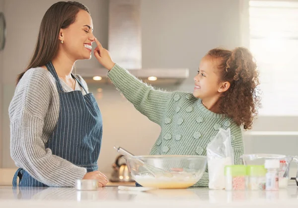 Mom Baking Her Daughter Kitchen Home — Stock Fotó