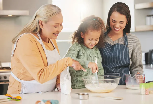 Little Girl Baking Her Mother Grandmother Home — Stockfoto