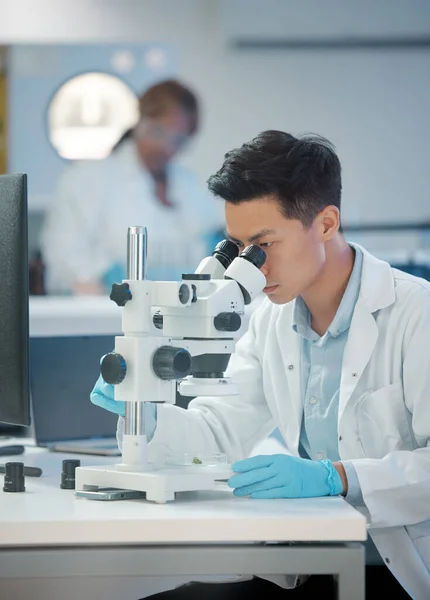 Young Male Technician Analysing Samples Using Microscope — Fotografia de Stock