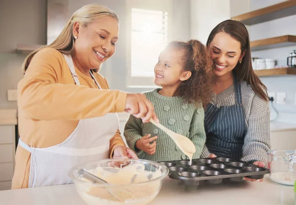 Little Girl Baking Her Mother Grandmother Home — Φωτογραφία Αρχείου