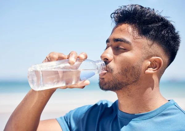 Man Drinking Water While Out Run Beach — Stockfoto