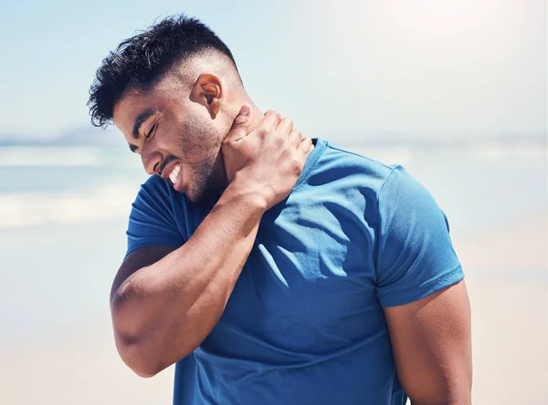 Man Experiencing Discomfort His Neck While Out Workout — Foto de Stock