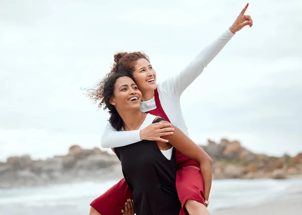 Woman Giving Her Friend Piggy Back Ride — Stock Photo, Image