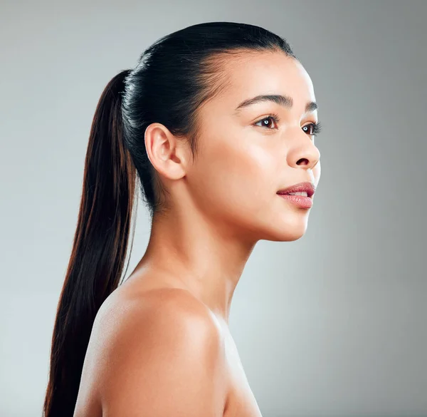 Studio Shot Van Een Mooie Jonge Vrouw Poseren Tegen Een — Stockfoto