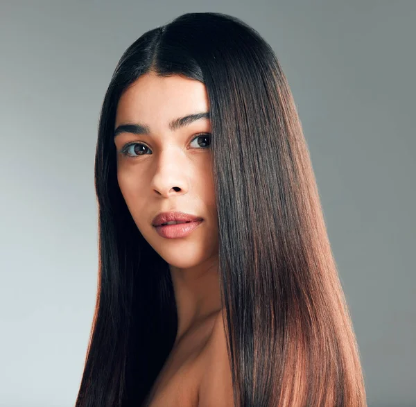 Studio Shot Beautiful Young Woman Long Brown Hair — Stock Photo, Image