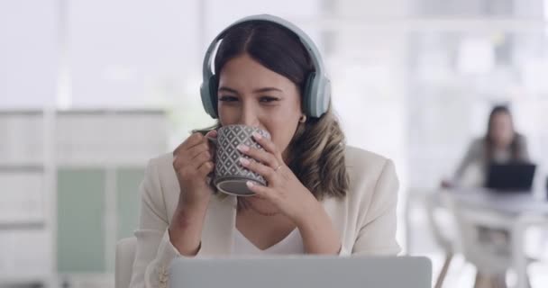 Young Female Call Center Agent Advising Client Headphones Online Video — Αρχείο Βίντεο