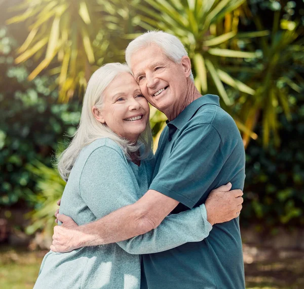 Cropped Portrait Affectionate Senior Couple Garden Home — Stock Photo, Image