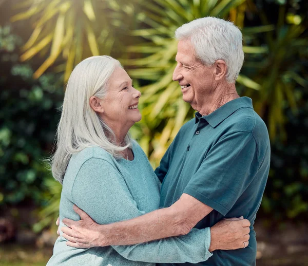 Affectionate Senior Couple Garden Home — Stok Foto