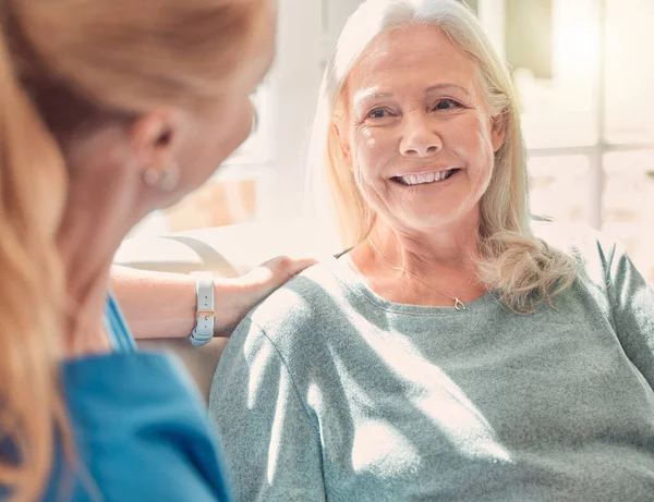 Senior Woman Being Supported Her Nurse Home — Stockfoto