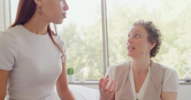 Chiropraktik Mluvící Mladým Pacientem Konzultační Kanceláři Znepokojená Žena Dostává Rady — Stock video