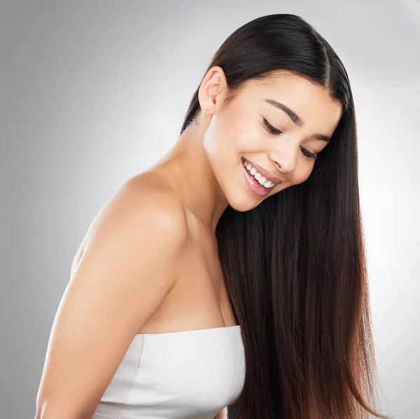 Studio Shot Beautiful Young Woman Showing Her Long Silky Hair — Stockfoto