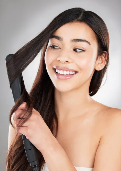 Studio Shot Beautiful Young Woman Styling Her Hair Grey Background — Stockfoto