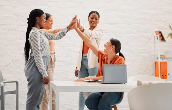 Vier Glückliche Geschäftsfrauen Die Sich Einem Büro Bei Der Arbeit — Stockfoto