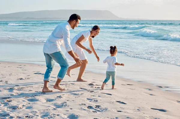 Couple Spending Day Beach Daughter — Stock Photo, Image