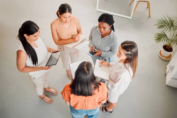 Diverse Group Five Businesswomen Having Meeting Together Work Serious Businesspeople — Stockfoto