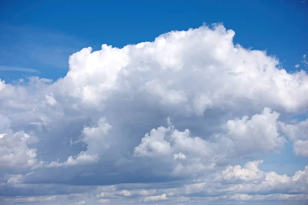 Panoramiczny Widok Chmury Puszystego Cumulus Błękitnym Niebie Lecie Kopią Miejsca — Zdjęcie stockowe