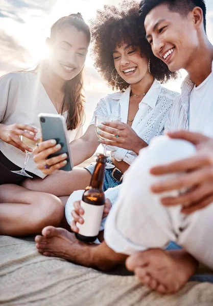 Group Three Multiracial Friends Relaxing Using Phone Beach While Having — Fotografia de Stock