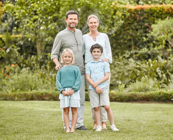 Couple Standing Two Children — Fotografia de Stock