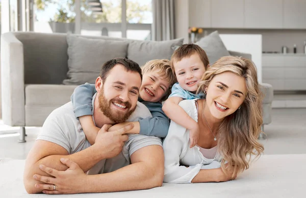 Portrait Smiling Caucasian Family Four Relaxing Floor Lounge Home Playful — Φωτογραφία Αρχείου