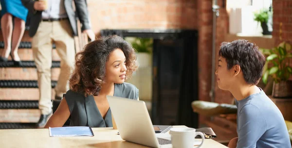 What Your Thoughts Latest Proposal Two Businesswomen Having Discussion Office — Foto Stock