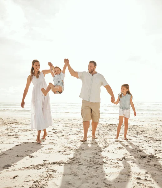 Carefree Caucasian Family Walking Having Fun Together Beach Parents Spending — 스톡 사진