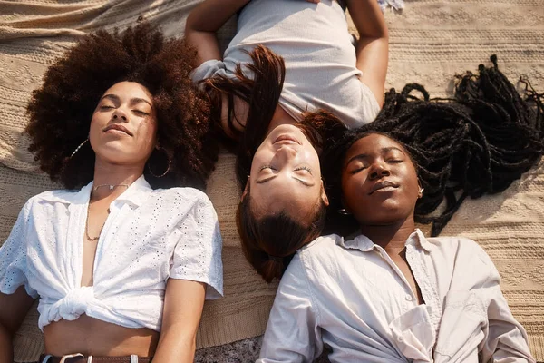 Young Diverse Female Friends Laying Beach Together Resting Eyes Closed — Fotografia de Stock